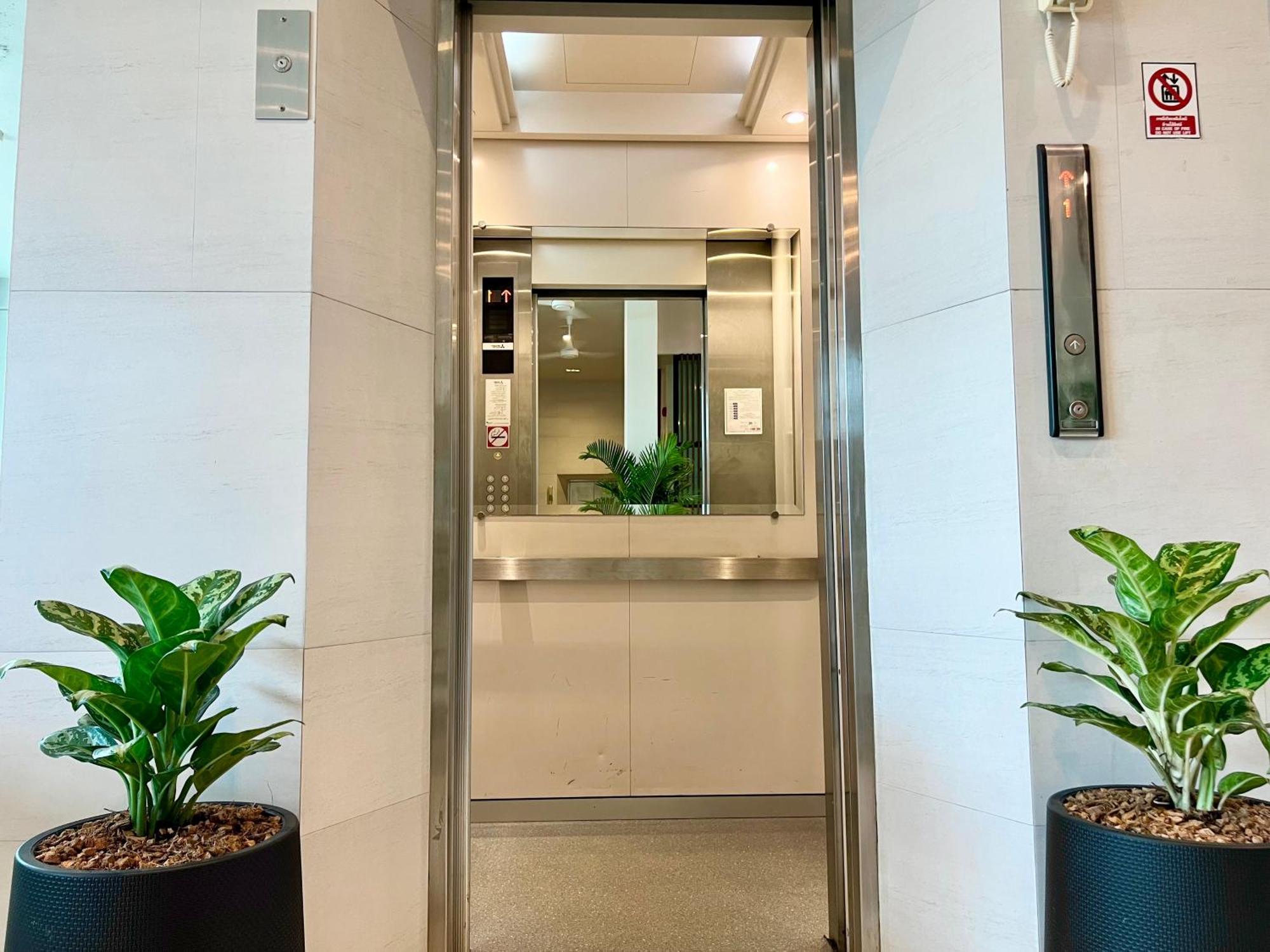 Centro One Patong Hotel Bagian luar foto